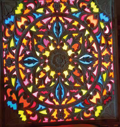 Rosace de vitrail aux verres colorés